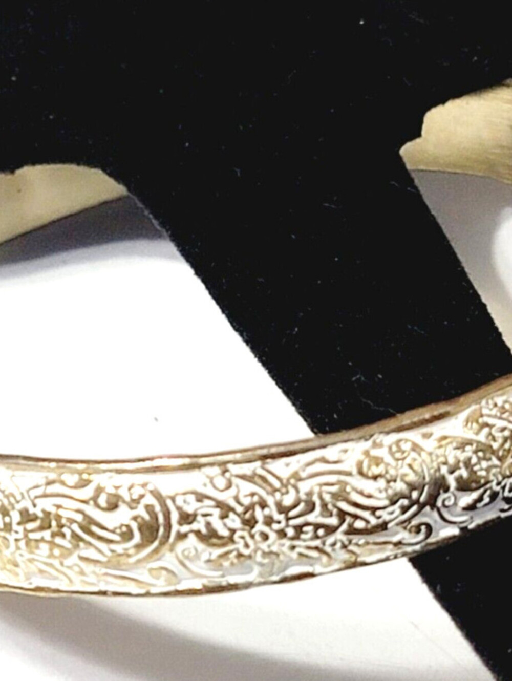 Vintage Floral Bangle Bracelet White Enamel Gold-tone Ornate Jewelry bn-2